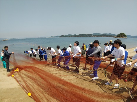 【科学部】今年も白石島で「地引き網」を行いました！