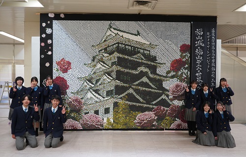 中３学年作のモザイクアートが福山駅に展示されました！